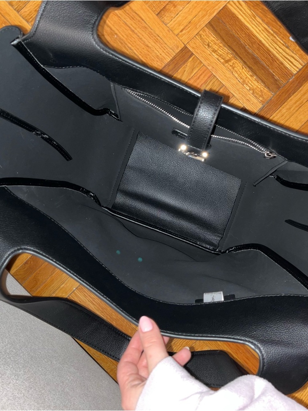 Bea Black Leather Tote Bag with Gold YSL Logo - Picture 8 of 10